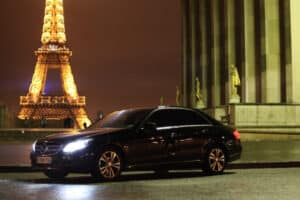 Voiture de luxe garée près de la Tour Eiffel à Paris